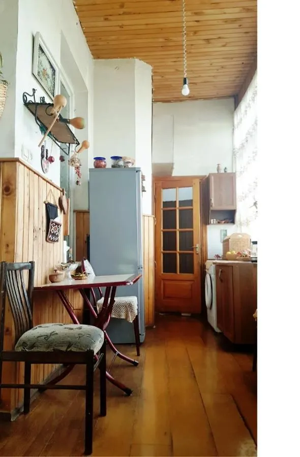 Beautiful 2-Room Apartment Hosted By A Georgian Artist تبليسي جورجيا