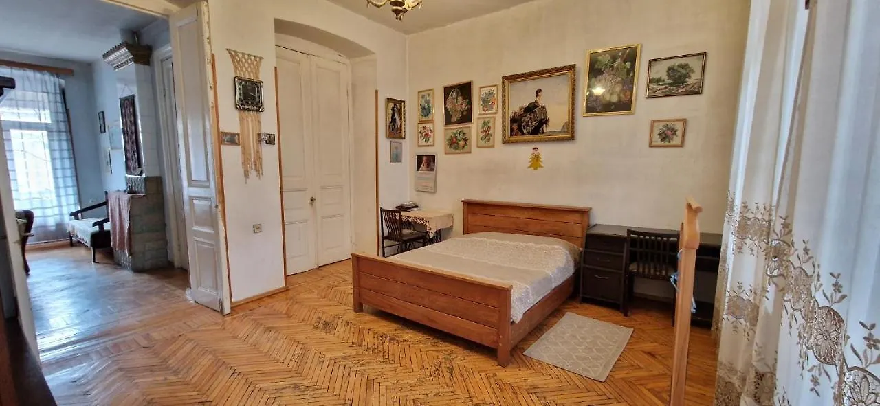 Beautiful 2-Room Apartment Hosted By A Georgian Artist تبليسي