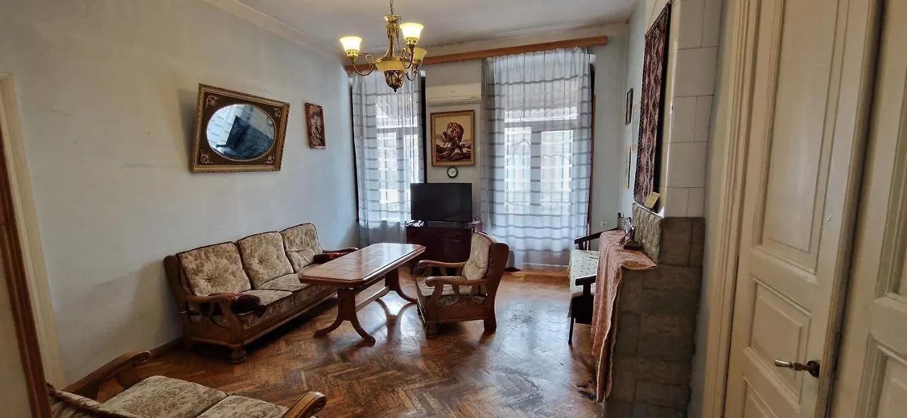 Beautiful 2-Room Apartment Hosted By A Georgian Artist تبليسي