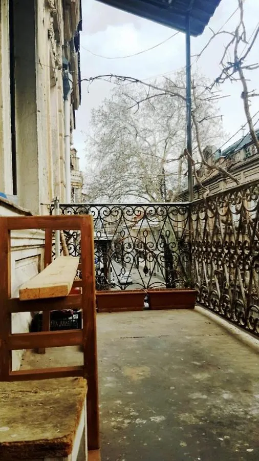 Beautiful 2-Room Apartment Hosted By A Georgian Artist تبليسي